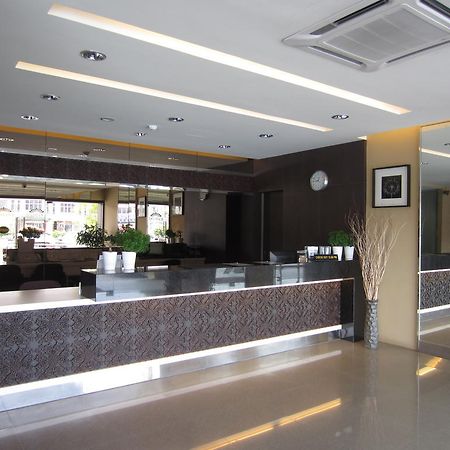 Radiant Hotel Sitiawan Exterior photo