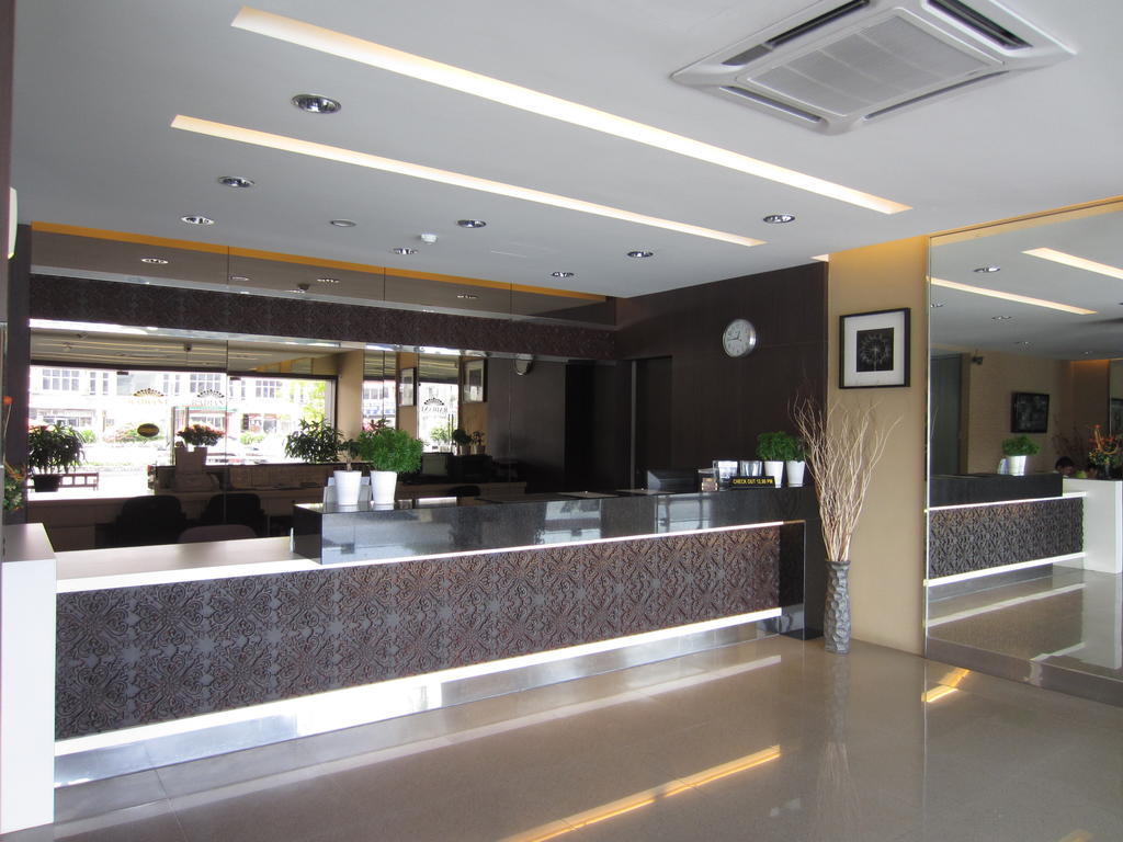 Radiant Hotel Sitiawan Exterior photo